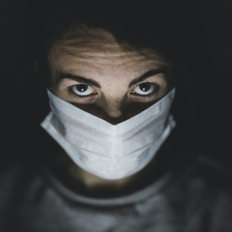 Άνδρας που φορά ιατρική μάσκα προστασίας