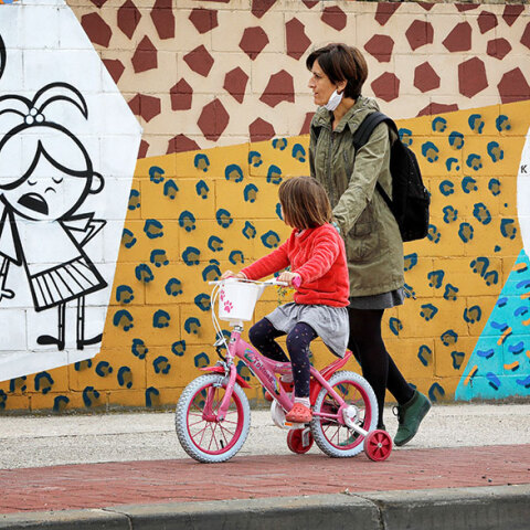 Ισπανία - Κορωνοϊός: Εκτός σπιτιού για πρώτη φορά, μετά από 6 εβδομάδες, τα παιδιά