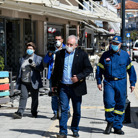Ο Ευθύμιος Λέκκας στο Καναλάκι Πρέβεζας μετά τον σεισμό των 5,6 Ρίχτερ