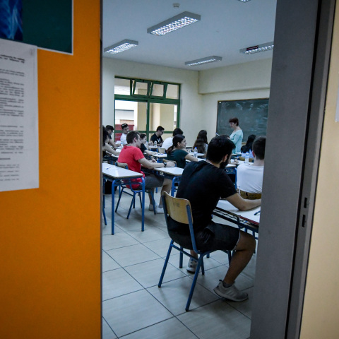 Επιφυλάξεις Τσίπρα για το άνοιγμα δημοτικών και γυμνασίων 