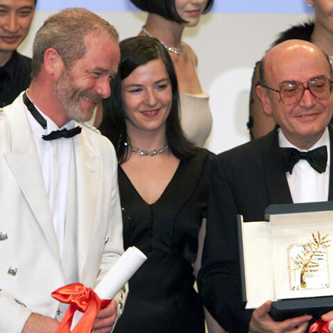 Ο Θεόδωρος Αγγελόπουλος παραλαμβάνει τον «Χρυσό Φοίνικα» των Καννών για την ταινία του «Μια Αιωνιότητα και μια μέρα». Εδώ ποζάρει με τον Άγγλο ηθοποιό Κένεθ Λόουτς