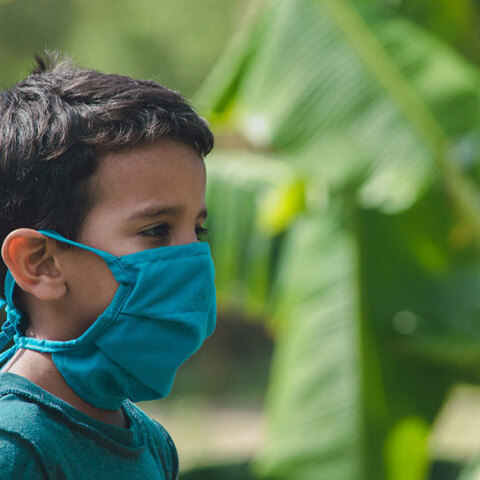 Παιδί προστατεύεται από τον κορωνοϊό με μάσκα