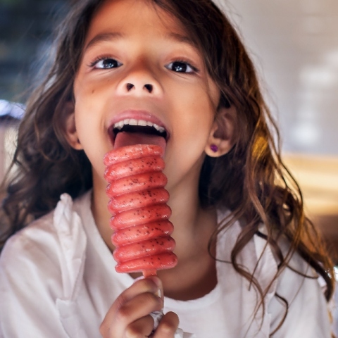 Εύκολες συνταγές για γλυκά που μπορείτε να φτιάξετε μαζί με τα παιδιά σας / Κέικ με σιρόπι λεμονιού