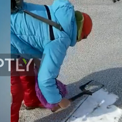 Με το φτιάρι απομακρύνουν τις στάχτες οι κάτοικοι μετά την έκρηξη ηφαιστείου στη Ρωσία