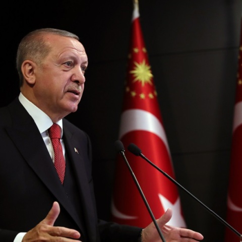 Συμφωνεί με την άποψη του ιμάμη για τον κορωνοϊό ο Ερντογάν