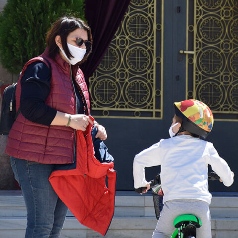 Υποχρεωτική σε πολλές δημόσιες εξόδους η χρήση μάσκας για προστασία από τον κορωνοϊό