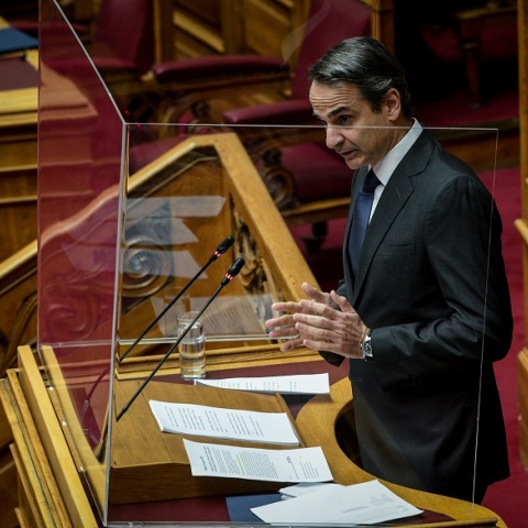 Ο Κυριάκος Μητσοτάκης μιλάει στη Βουλή μέσα από προστατευτικό πλέξιγκλας λόγω κορωνοϊού