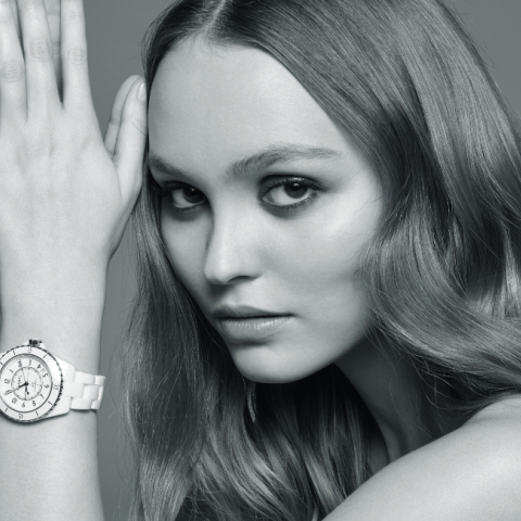 Η Lily Rose Depp με το J12 της Chanel