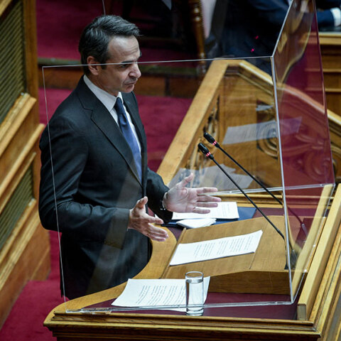 Ο Κυριάκος Μητσοτάκης μιλάει στη Βουλή μέσα από προστατευτικό πλέξιγκλας λόγω κορωνοϊού