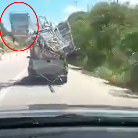 Κρήτη: Ξαπλώστρα «απογειώνεται» από την καρότσα οχήματος και καταλήγει στον δρόμο