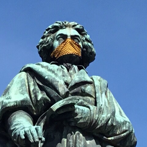 Άγαλμα του Μπετόβεν με ιατρική μάσκα προστασίας 