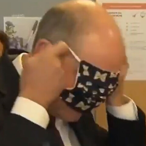 Ο αντιπρόεδρος του Βελγίου  Κοέν Γκενς επιχειρεί να βάλει μάσκα για τον κορωνοϊό χωρίς μεγάλη επιτυχία