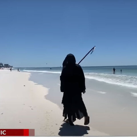 Δικηγόρος ντύθηκε... Χάρος και πήγε παραλία για να προειδοποιήσει τους λουόμενους για τον κορωνοϊό