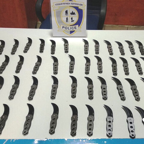 Μια σύλληψη στο κέντρο της Αθήνας για... 48 πτυσσόμενα μαχαίρια