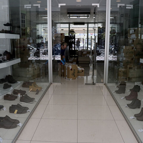 Κορωνοϊός και άνοιγμα των πρώτων καταστημάτων: Εργοδότες και επιχειρήσεις πρέπει να ενημερώσουν αν προχωρούν σε παράταση της αναστολής σύμβασης