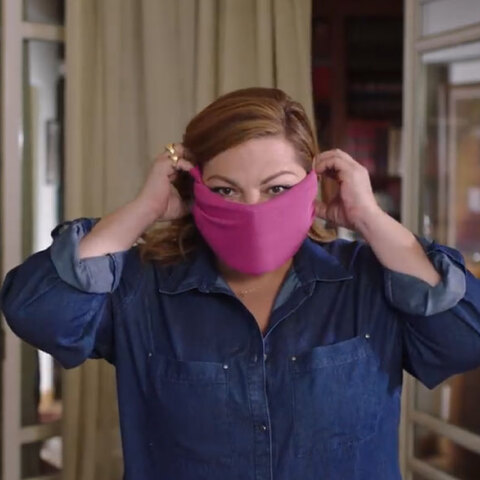 Η Βίκυ Σταυροπούλου μάς εξηγεί πώς να «Μένουμε Ασφαλείς» και να φτιάχνουμε μόνοι μας μάσκα για τον κορωνοϊό