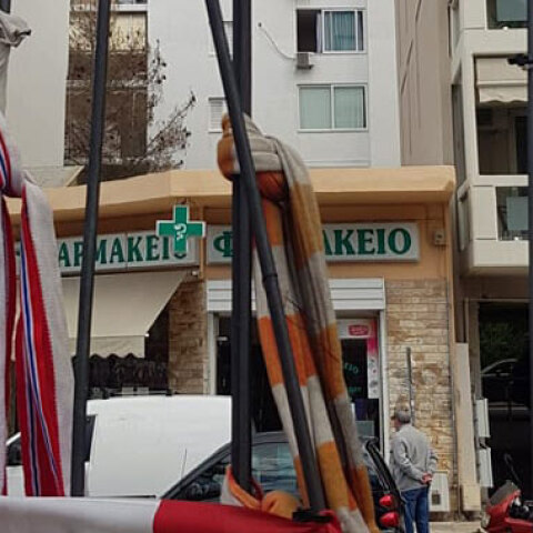 Βεβήλωσαν το μνημείο της Θύρας 7