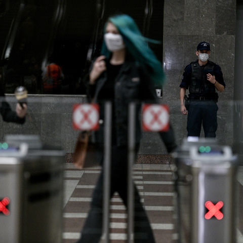 Έρευνα: Το 35% πιστεύει ότι ο κορωνοϊός φτιάχτηκε από άνθρωπο 