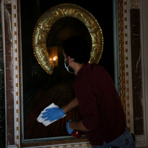 Κορωνοϊός, Εκκλησίες 