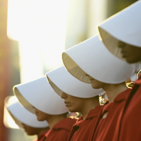 «Οι διαθήκες»: Η Μάργκαρετ Άτγουντ γράφει τον επίλογο της πολυσυζητημένης «Ιστορίας της θεραπαινίδας»