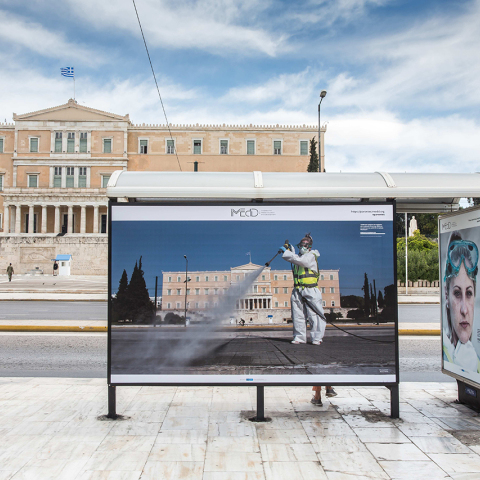 Μια δημοσιογραφική καταγραφή του iMEdD αφιερωμένη σε όλους όσοι μένουν «παρόντες» σε μια ανέπαφη εποχή