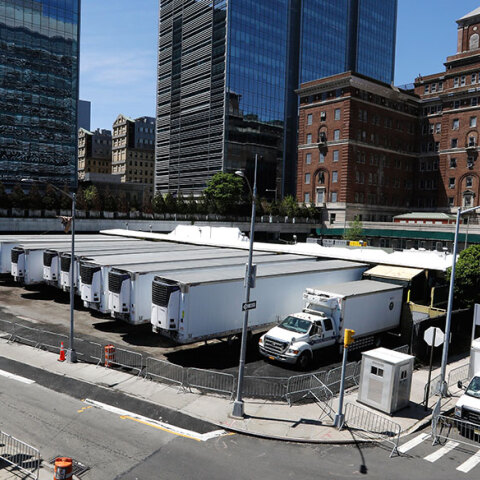 ΗΠΑ: Ξεπέρασαν τους 70.000 οι νεκροί από κορωνοϊό - Στη Νέα Υόρκη βάζουν σορούς ασθενών με Covid-19 σε φορτηγά ψυγεία