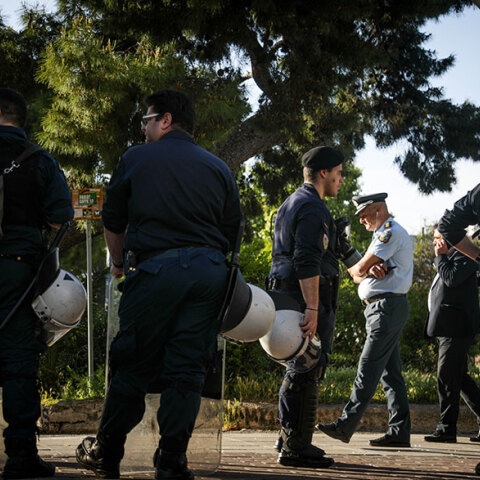 Κορωνοϊός: Ισχυρές δυνάμεις της Αστυνομίας προχώρησαν σε κλείσιμο της πλατείας Αγ. Ιωάννου στην Αγία Παρασκευή