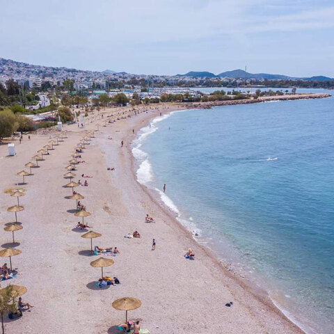 Η παραλία Γλυφάδας στην εποχή του κορωνοϊού