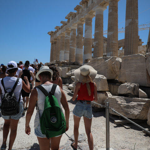 Έρευνα: το 50% δεν θέλει ανοιχτά σύνορα για όλους τους τουρίστες 