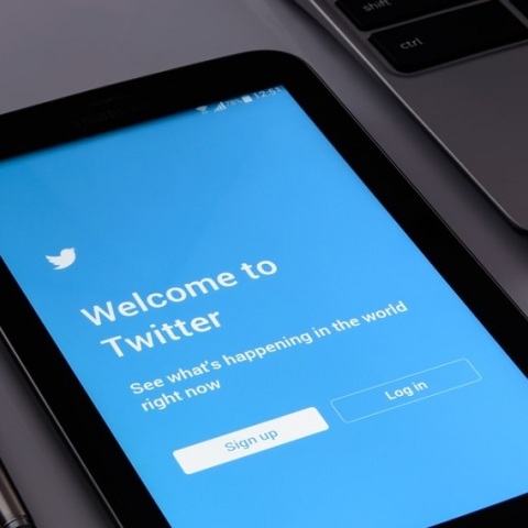 Το Twitter ελέγχει τα υβριστικά σχόλια