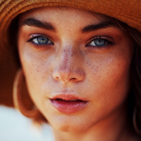 Πρόσωπο κοπέλας με φακίδες