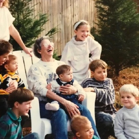 Η Τζην  Ο Μπράιαν με ενιά από τα 13 εγγόνια της, το 1990