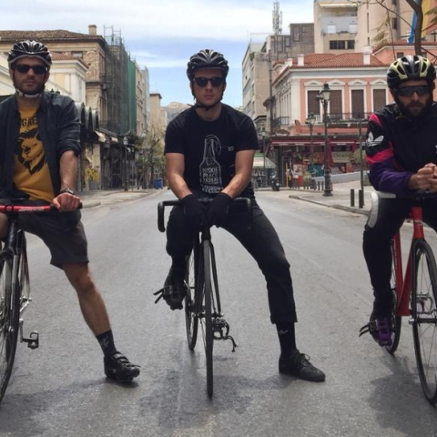 Video με ποδηλάτες στην άδεια Αθήνα