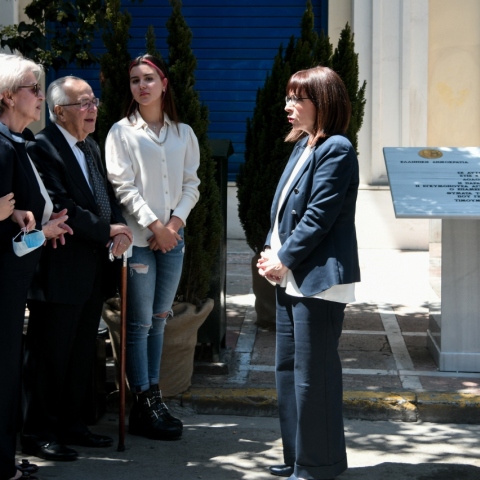 Η Κατερίνα Σακελλαροπούλου με τους συγγενείς των θυμάτων στα αποκαλυπτήρια της τιμητικής  πλακέτας