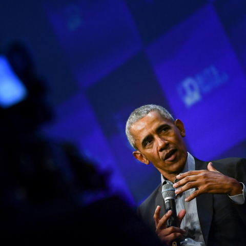 «Απόλυτα χαοτική καταστροφή» η διαχείριση της πανδημίας του κορωνοϊού από τον Ντόναλντ Τραμπ, σύμφωνα με τον Μπαράκ Ομπάμα