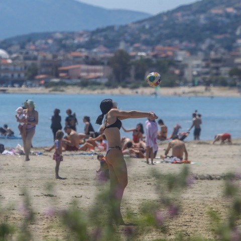 Χαμός στη Λούτσα, κοσμοπλημμύρα στην παραλία
