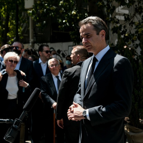 «Η χώρα να μην πέσει ποτέ ξανά θύμα του τυφλού διχασμού, του μίσους, της βίας», ήταν το μήνυμα του πρωθυπουργού στην τελετή  αποκάλυψης της τιμητικής πλακέτας για τους νεκρούς της Marfin