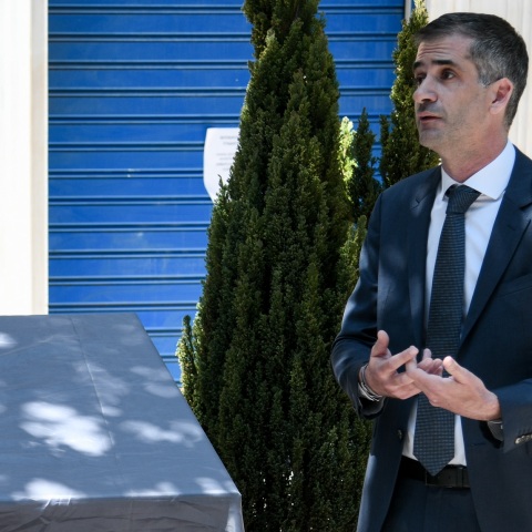 Ηχηρό μήνυμα ενάντια στο μίσος και τη βία έστειλε ο δήμαρχος Αθηναίων Κώστας Μπακογιάννης, στα αποκαλυπτήρια της πλακέτας για τους νεκρούς της Marfin