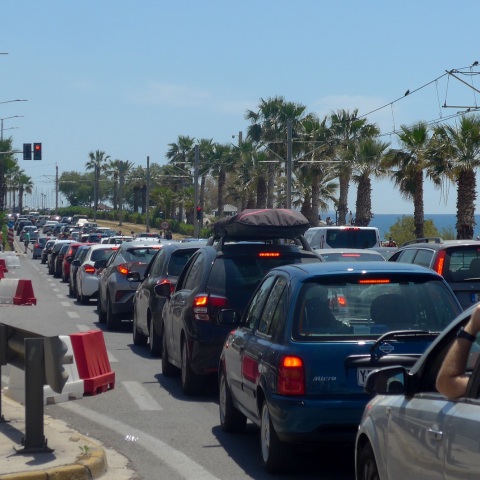 Η καλοκαιρία, αλλά και τα έργα που διεξάγονται στο ύψος της Αλίμου προκάλεσαν φαινόμενα έντονης κυκλοφοριακής συμφόρησης στην Παραλιακή