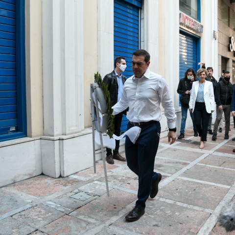 Στο σημείο που θα στηθεί η πλακέτα μνήμης  στα θύματα της Marfin κατέθεσε στεφάνι ο πρόεδρος του ΣΥΡΙΖΑ, Αλέξης Τσίπρας. 