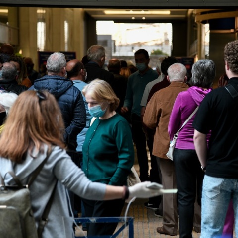 Ουρά έξω από τη ΔΕΗ στο κέντρο της Αθήνας