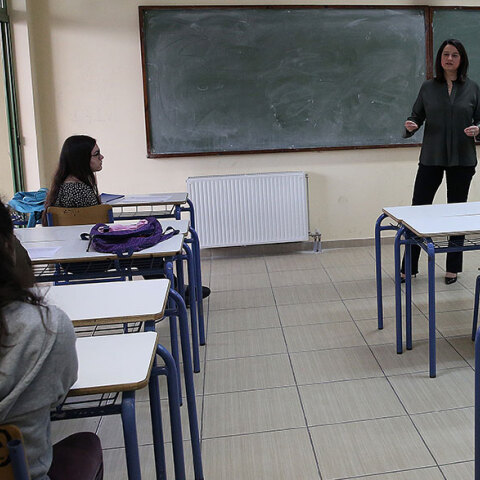 Η υπουργός Παιδείας Νίκη Κεραμέως μιλάει στα παιδιά της Γ' Λυκείου που είναι στην τάξη για το πρώτο μάθημα μετά την μερική άρση των περιοριστικών μέτρων που έιχαν επιβληθεί για την εξάπλωση της πανδημίας, Αθήνα Δευτέρα 11 Μαίου 2020