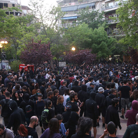 ΣΥΓΚΕΝΤΩΣΗ ΚΑΙ ΠΟΡΕΙΑ ΜΕΤΑ ΤΗΝ ΕΠΙΧΕΙΡΗΣΗ ΤΗΣ ΑΣΤΥΝΟΜΙΑΣ ΕΝΑΝΤΙΟΝ ΚΑΤΟΙΚΩΝ ΠΟΥ ΒΡΙΣΚΟΝΤΑΝ ΣΤΗΝ ΠΛΑΤΕΙΑ ΑΓ.ΓΕΩΡΓΙΟΥ ΣΤΗΝ ΚΥΨΕΛΗ 