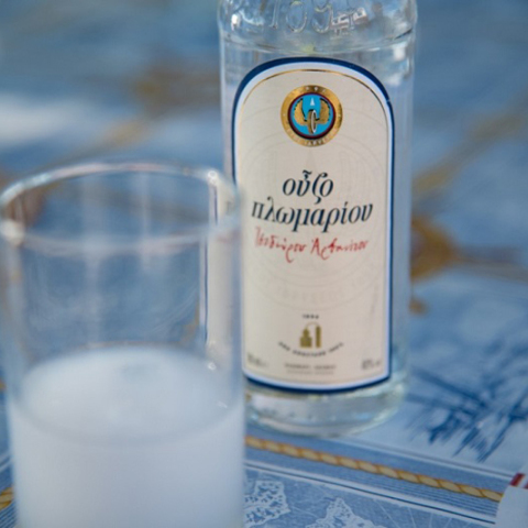 11 τόνους καθαρό οινόπνευμα προσφέρει η Ποτοποιία Πλωμαρίου Ισίδωρος Αρβανίτης