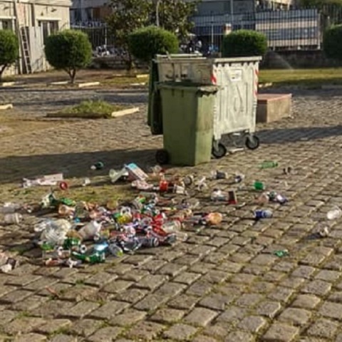 Σκουπίδια στο λιμάνι της Θεσσαλονίκης