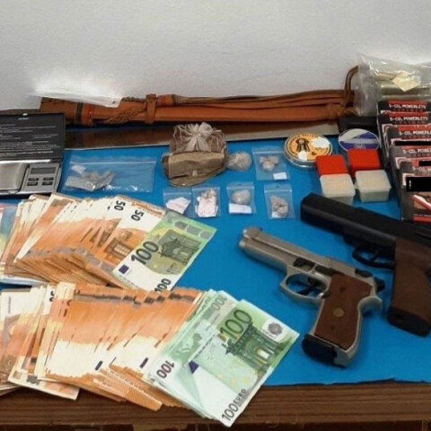 Τρεις συλλήψεις για ναρκωτικά και όπλα στο Αιγάλεω - Κατασχέθηκαν ηρωίνη και σπαθί
