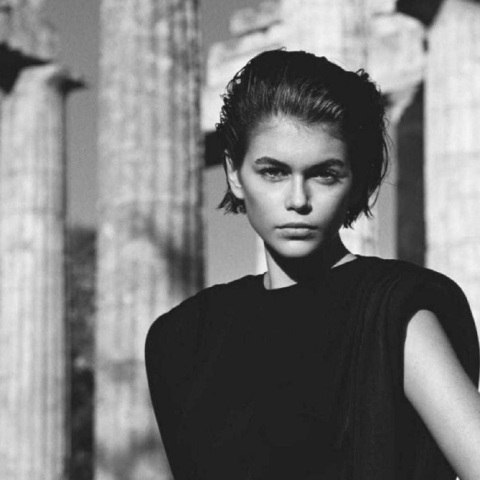 Η Kaia Gerber φωτογραφίζεται στο Ιερό του Δία στη Νεμέα για τη βρετανική Vogue