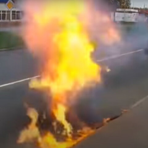 Φλόγες ξεπηδούν στην άκρη πεζοδρομίου στην Αγία Πετρούπολη της Ρωσίας