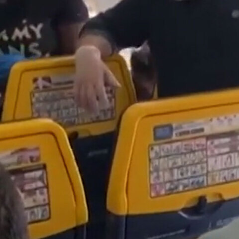 Ο ένας δίπλα στον άλλο οι επιβάτες σε πτήση της Ryanair από Λονδίνο προς Λισαβόνα