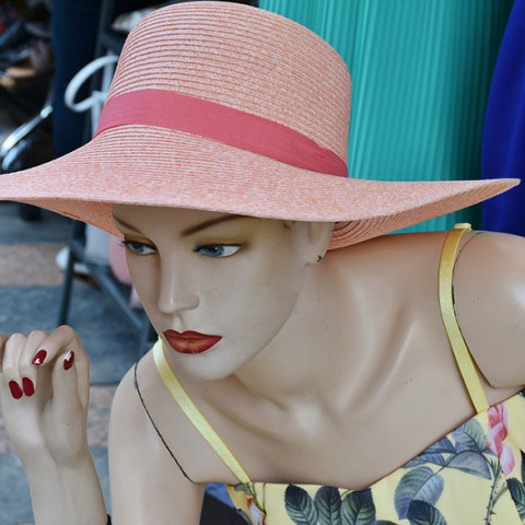 Κούκλες βιτρίνας διασφαλίζουν τις απόστάσεις ασφαλείας σε μπαρ